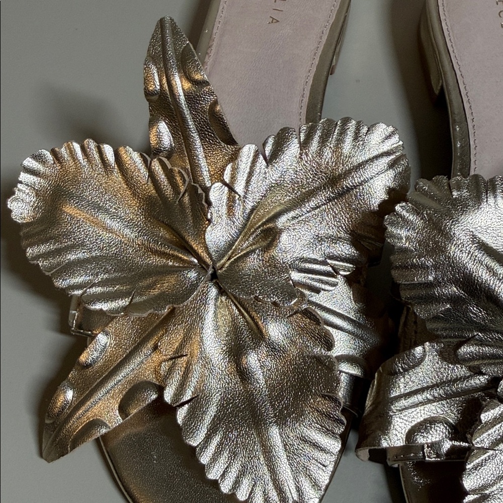 Cecelia New York Lila Gold Metallic Leather Flower Ornament Slides SZ 9.5 New - Picture 2 of 8